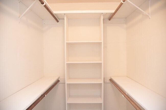 Building Photo - 812SS