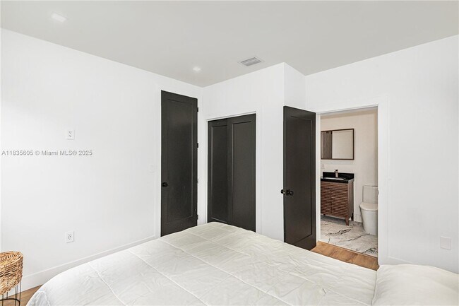 Building Photo - 365 Fairway Dr