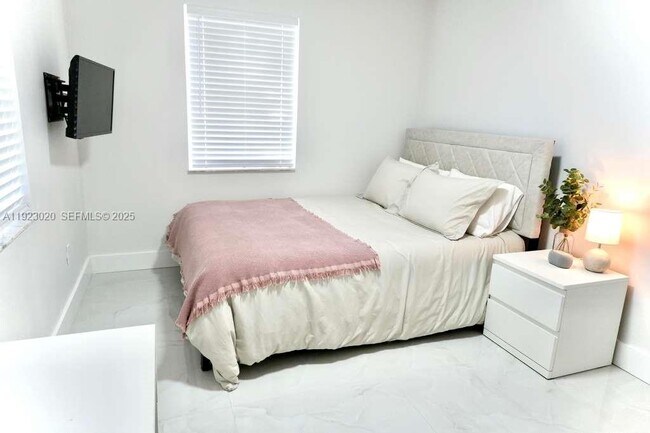 Building Photo - 1213 NW 6th Ave