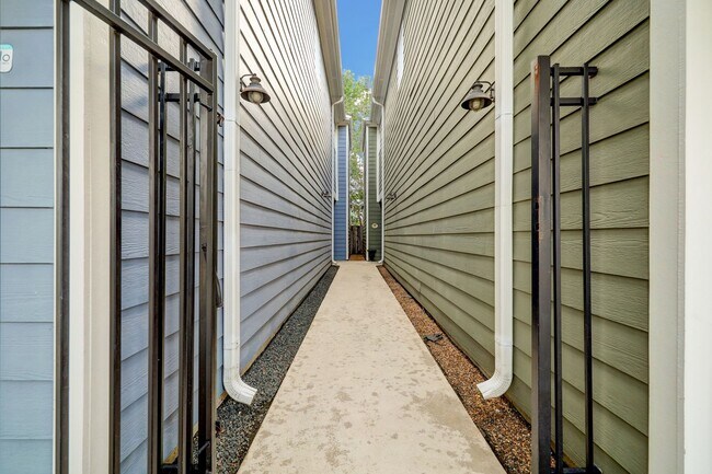 Building Photo - 3-Bed Houston Heights Gem with Private Tur...