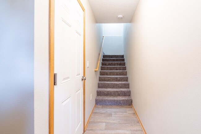 Building Photo - 2 Bedroom 2 Bathroom Town House - End Unit