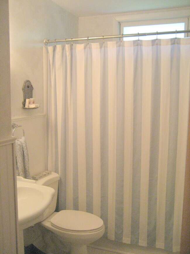 Building Photo - 604 Summit Rd