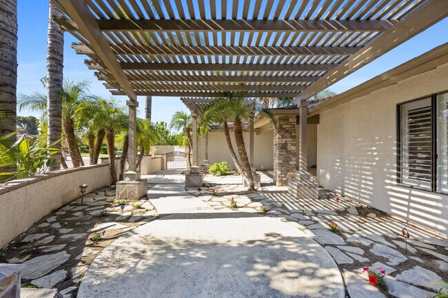 Building Photo - 605 N El Rio Dr