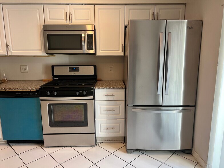 Building Photo - 2408 S Sartain St