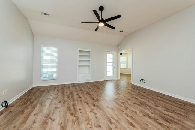 Building Photo - 104 Lupine Way