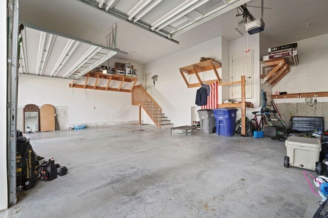Building Photo - Beautiful 3 bedroom 2 bath Home On The Pla...