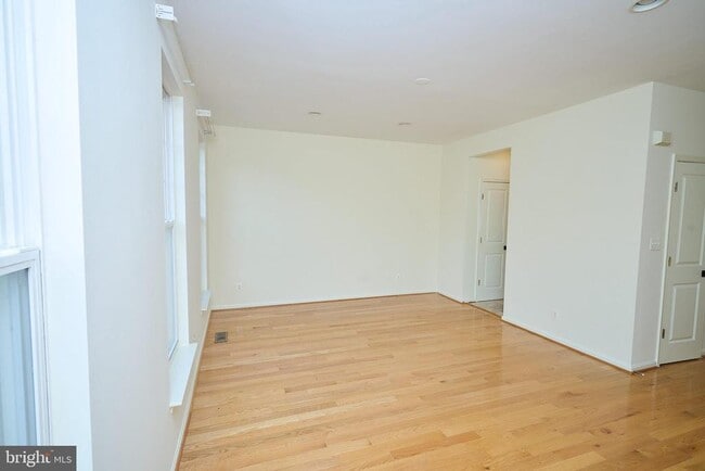 Building Photo - 43259 Sunderleigh Square