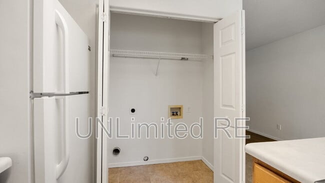 Building Photo - 3232 N Hedgewood Dr