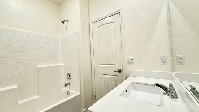 Building Photo - Beautifully 2019-Built 3 Beds 2.5 Baths 1,468 Sqft Home in Eastvale!