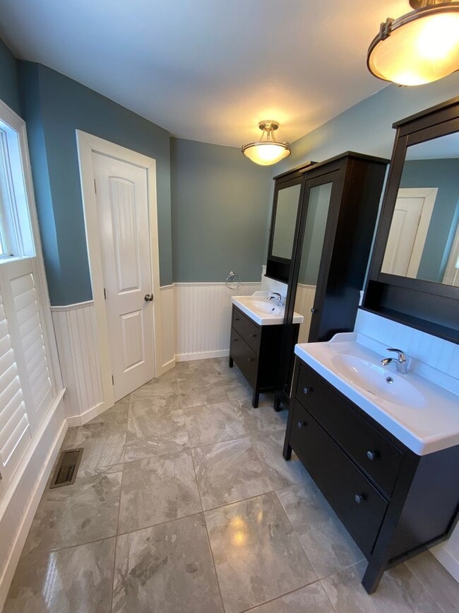 Building Photo - Stunning 3 Bedroom Home with Barn and Over 3 Acres!