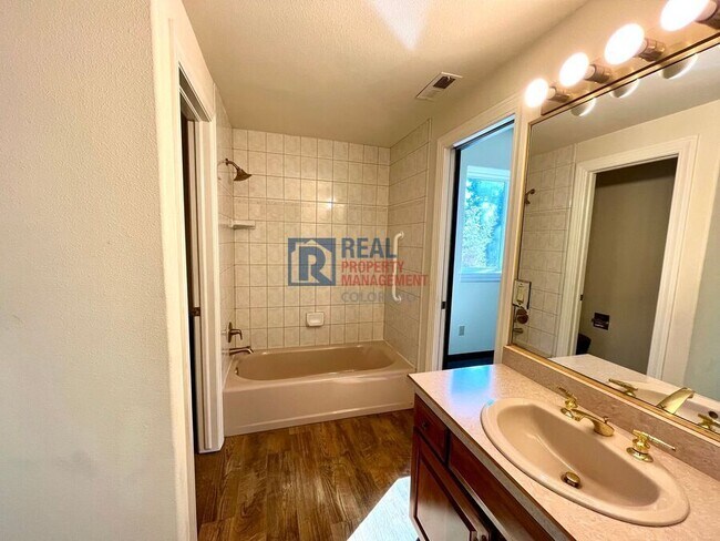 Building Photo - 2645 Rossmere St