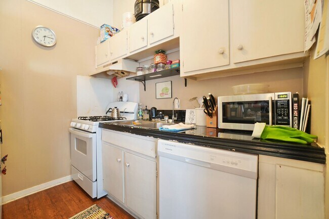 Building Photo - 618 W 51st St