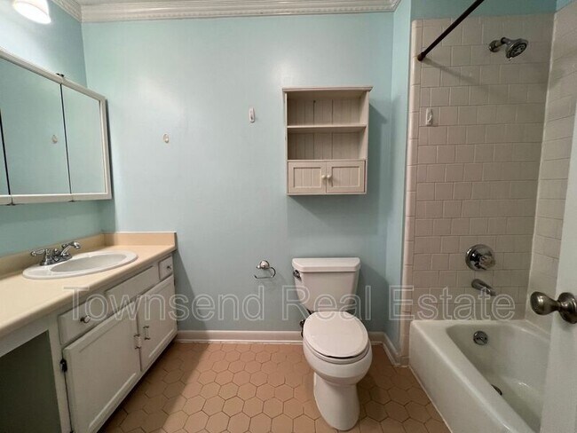 Building Photo - 6204 Lakehaven Dr