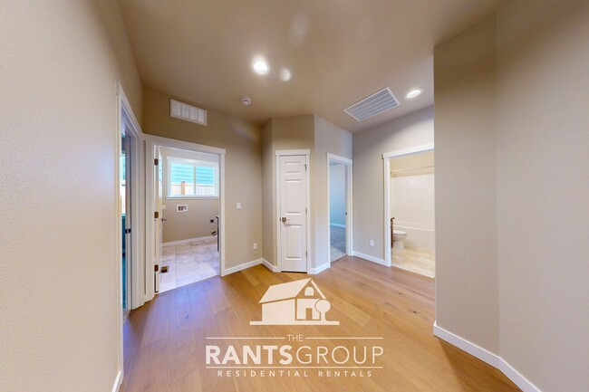 Building Photo - Newer Rambler in Hawks Prairie! Easy JBLM ...