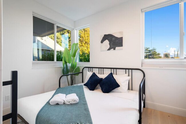 Building Photo - 4510 1st Ave NE