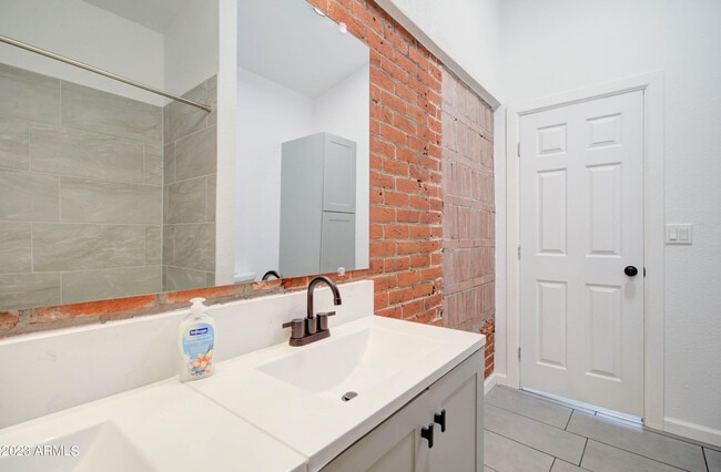 Building Photo - 258 S Sutherland St