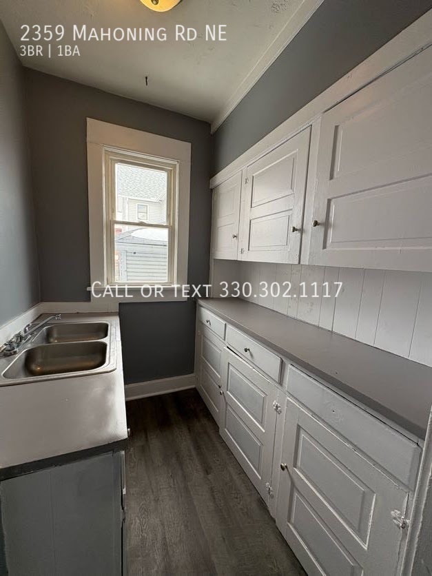 Building Photo - Large three bedroom one bathroom duplex fo...