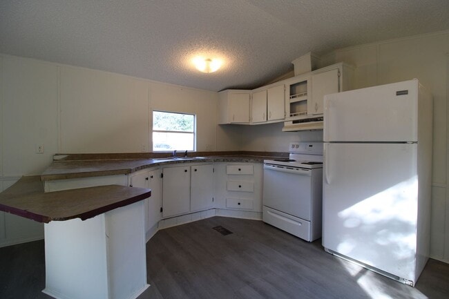 Building Photo - Experience peaceful country living!