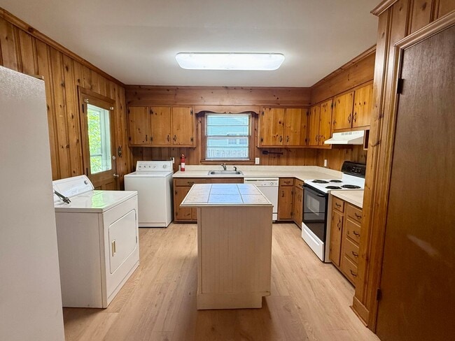 Building Photo - Three bedroom, 1.5 bath house in Burlington
