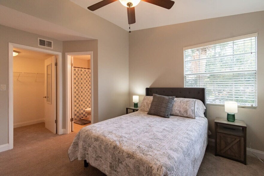 Building Photo - 1999 Island Club Dr