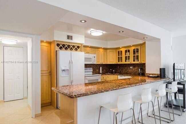 Building Photo - 2655 Collins Ave