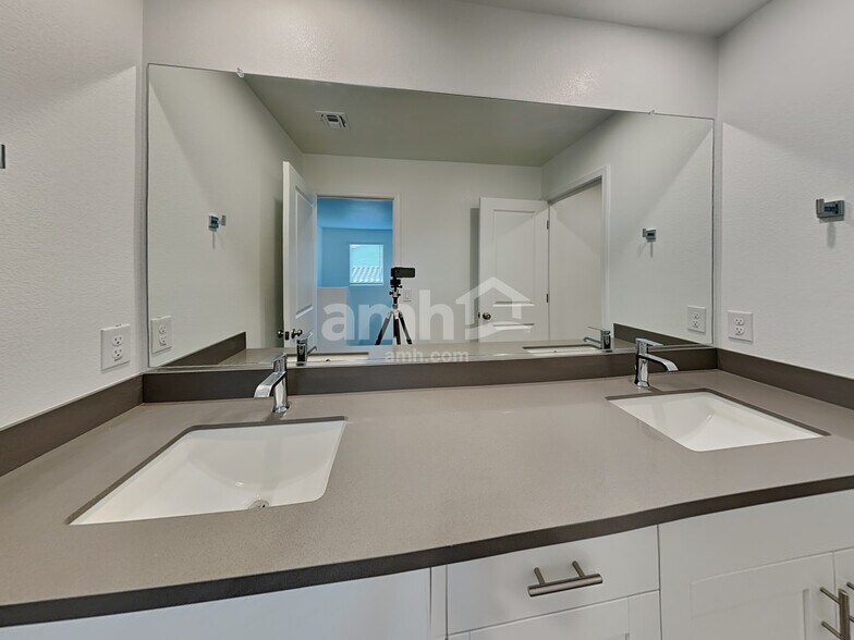 Building Photo - 6627 S 42nd Dr