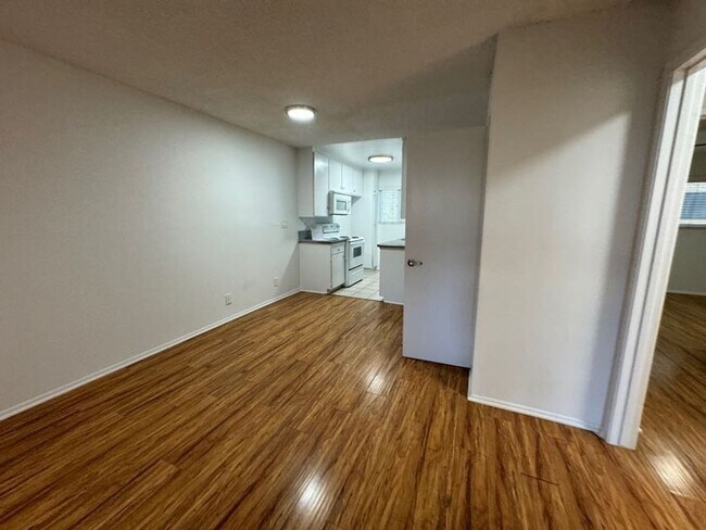 Interior Photo - 20353 Saticoy St