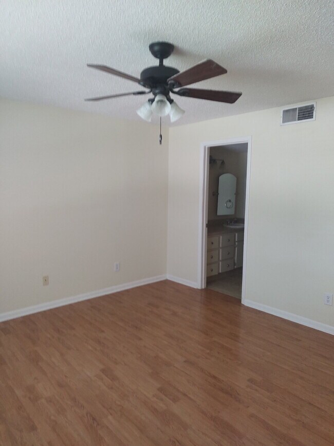 Building Photo - "$200 move in special!! 2-Bed, 2-Bath Cond...