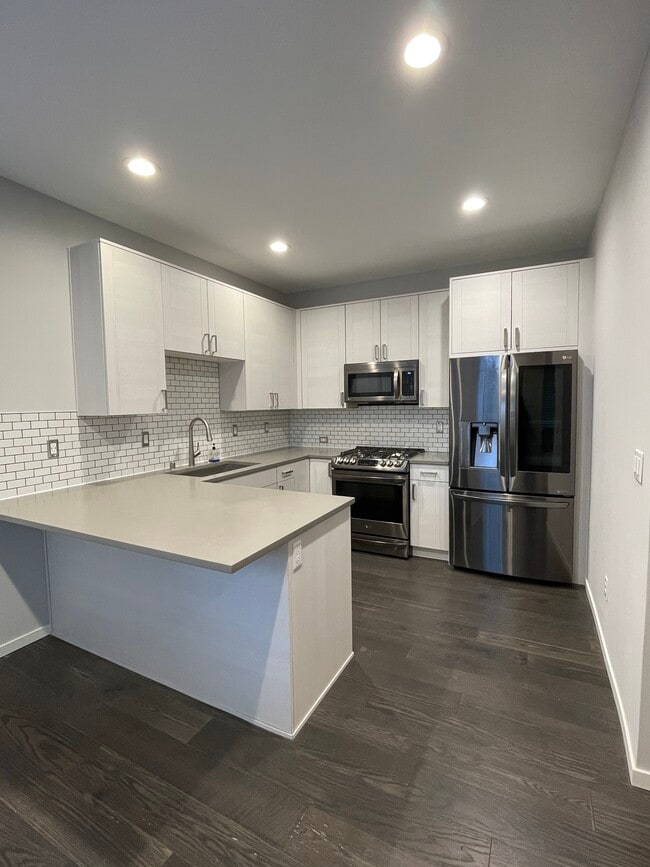 Building Photo - 820 25th Ave S