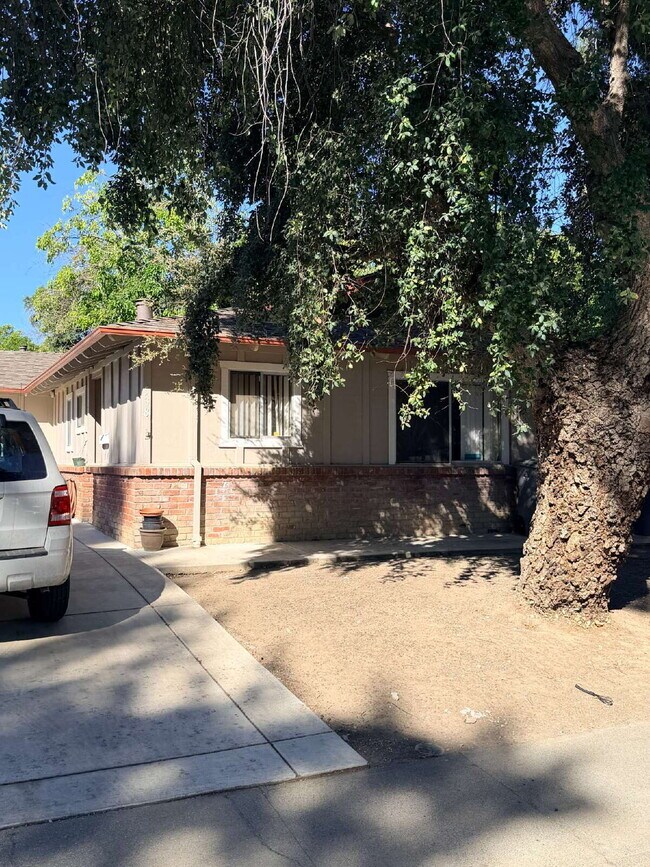 Building Photo - Private bedroom within a 4 Bed / 3 Bath Duplex in Central Davis — Available now.