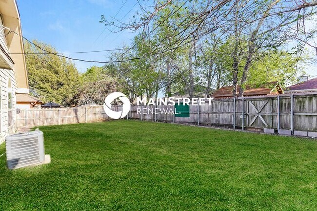 Building Photo - 3 Bedroom Pet-Friendly Home in Arlington, TX with Main Street Renewal