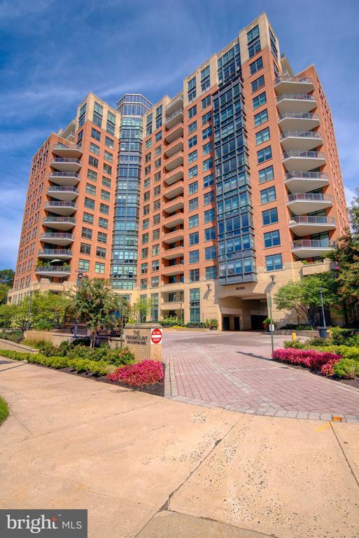 Building Photo - 1830 Fountain Dr