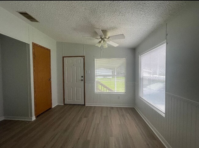 Building Photo - Ready To Rent!