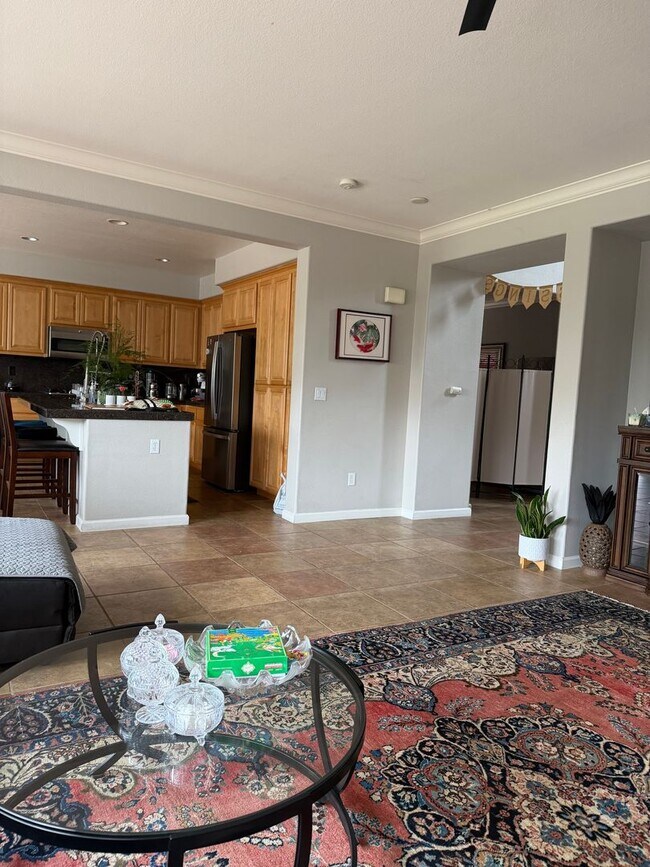 Building Photo - Gorgous 4 bedroom, 3 full bath home with pool