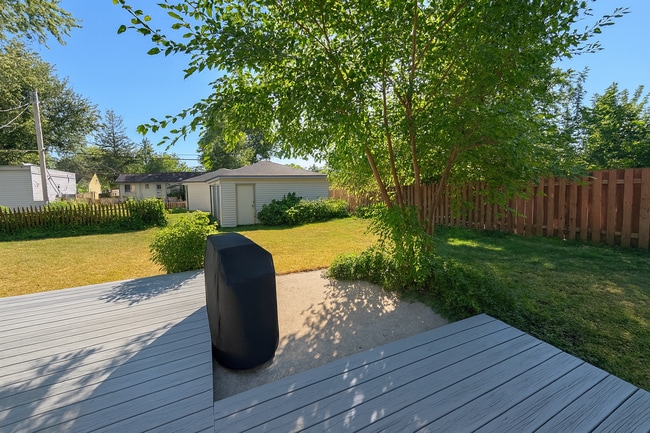 Building Photo - COME CHECK-OUT ALL THE UPDATES!  Great crystal home with huge fenced in backyard! Awesome home fo...