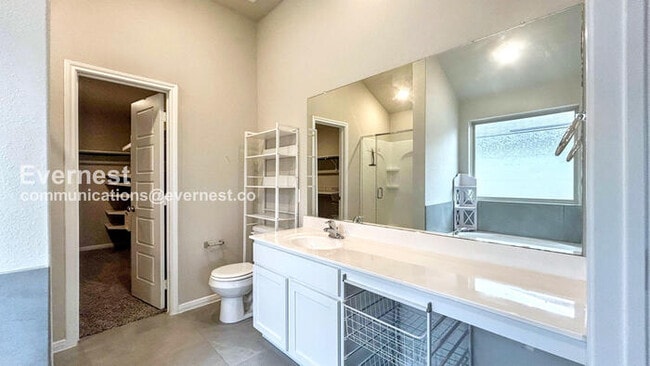 Building Photo - 5 Bed / 2 Bath Home with Fenced Yard & Garage / Pet-Friendly / Vouchers Accepted / Available Now!...