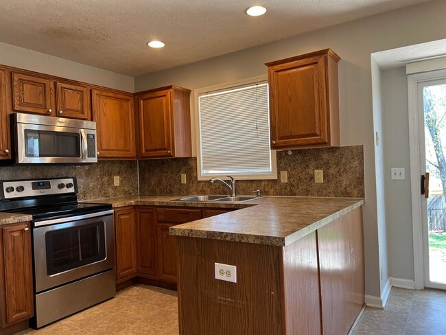 Building Photo - Well-Located 4 Bedroom with Versatile Living Space!!