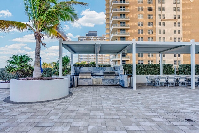 Building Photo - 1904 S Ocean Dr