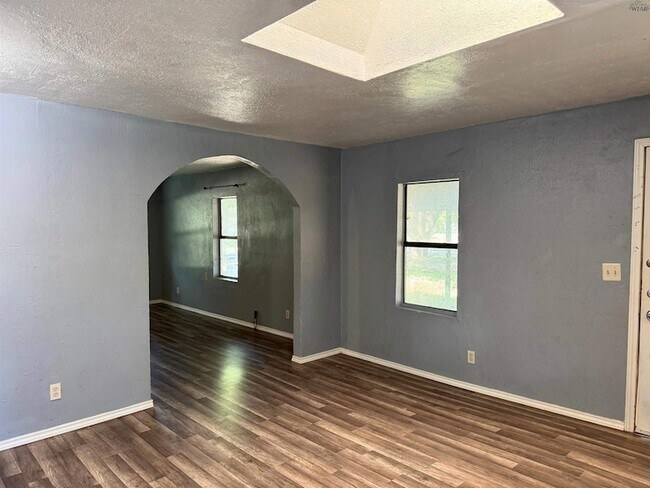 Building Photo - 808 E Bank St