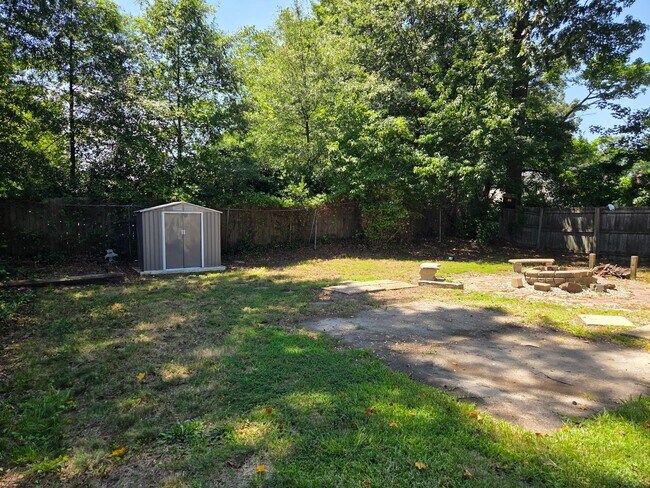 Building Photo - 3bd/1ba Cottage on private street with a s...