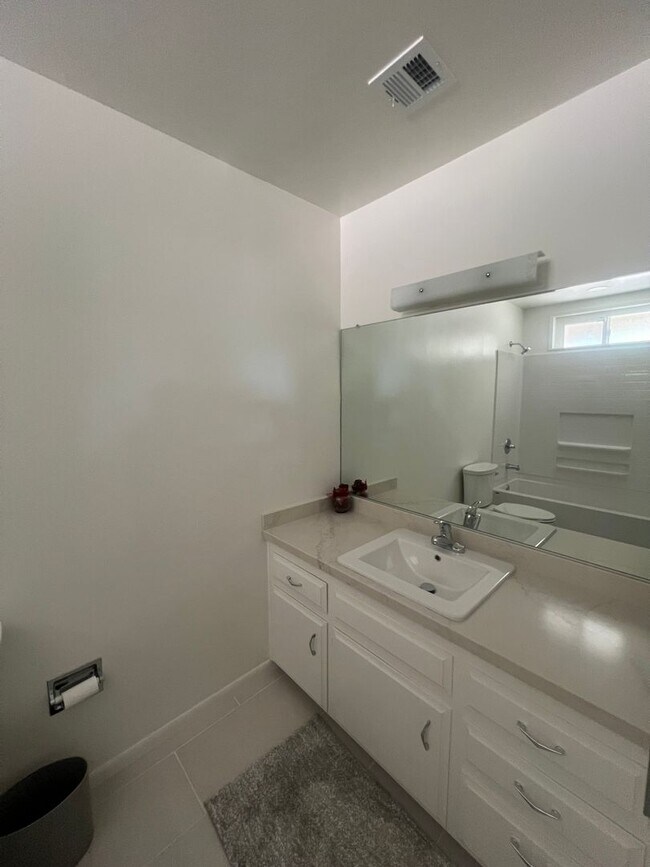Building Photo - Scenic Hillside Living – Spacious 3 Bed, 2 Bath with Sweeping Views