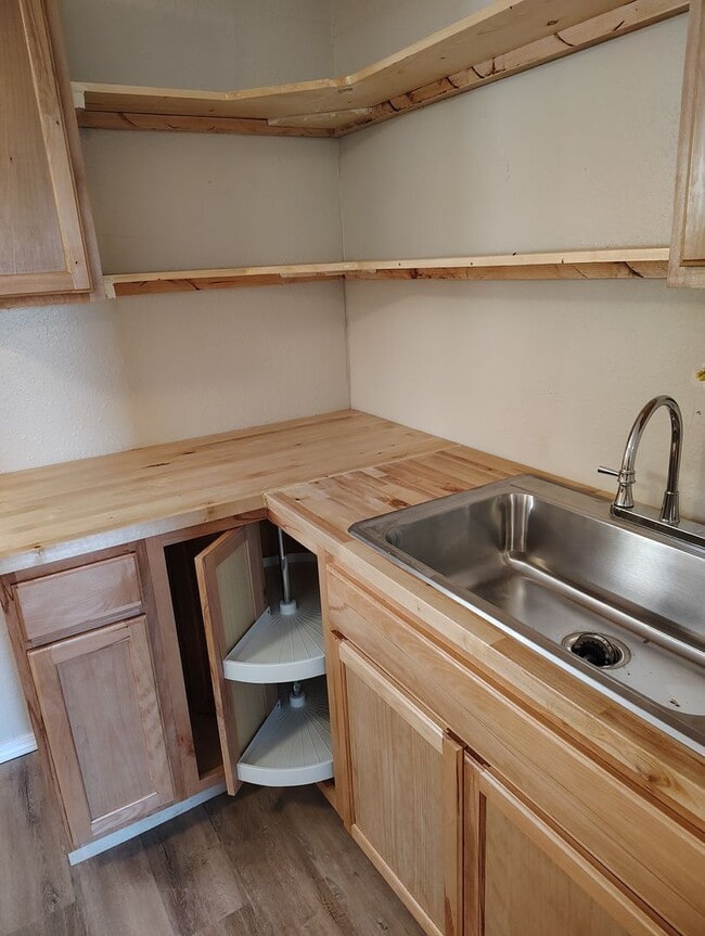 Building Photo - COMING SOON- Newly remodeled - Cute and Co...