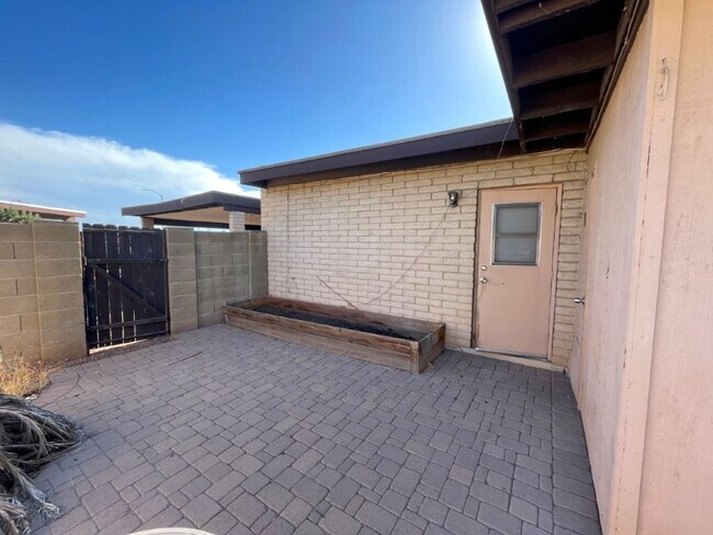 Building Photo - 1150 N Wedgewood Cir