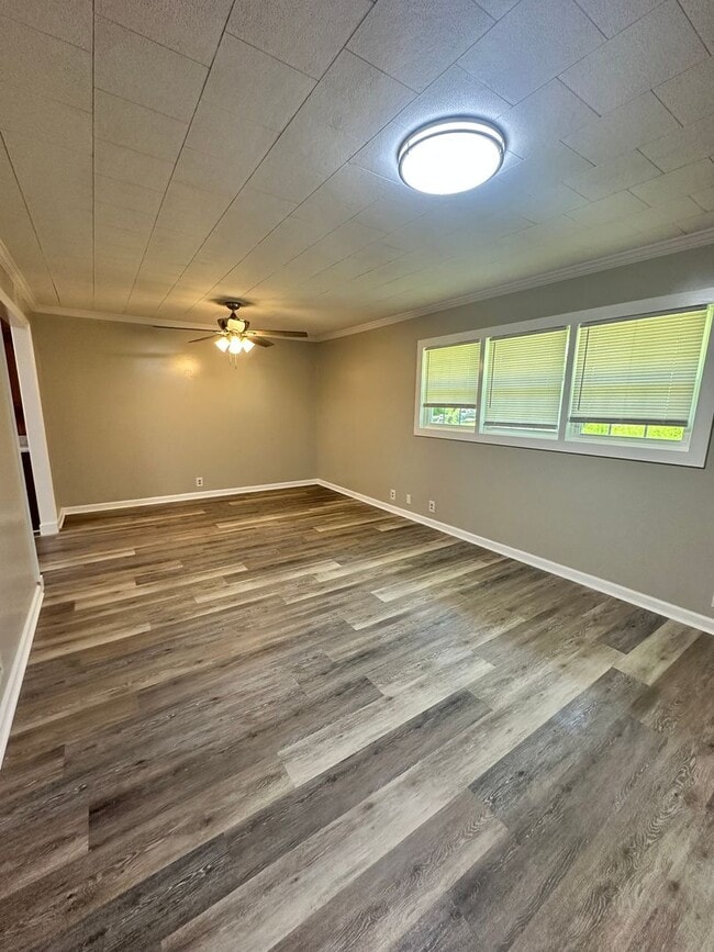 Building Photo - 3 Bed 2 Bath Brick Home with Additional Living Space - Newly Renovated