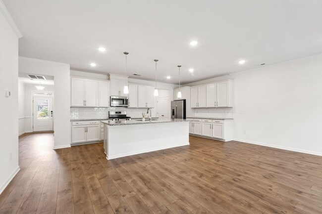 Building Photo - Beautifully Appointed Townhome in Prime Ho...