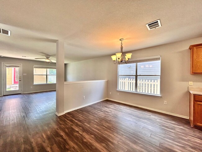 Building Photo - Charming 3BR/2BA Two-Level Home with Cover...
