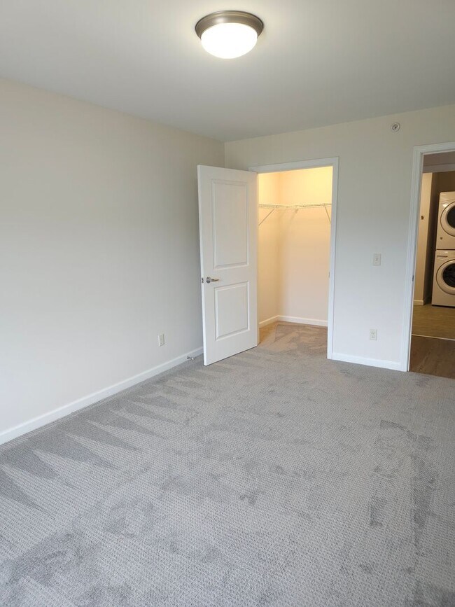 Building Photo - Here's a 1 Bedroom Apartment waiting for you!