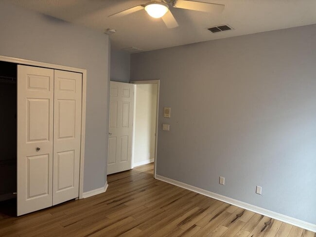 Building Photo - 420 Park Lake Dr