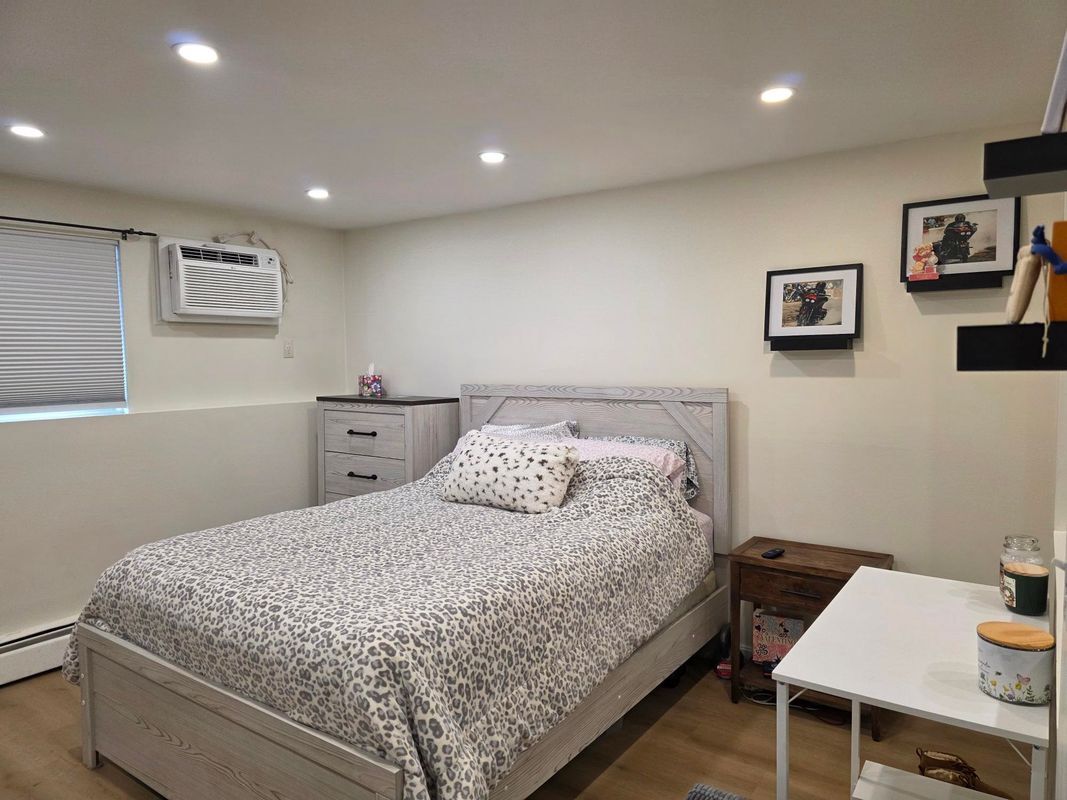 Building Photo - 5 Lancelot, 5