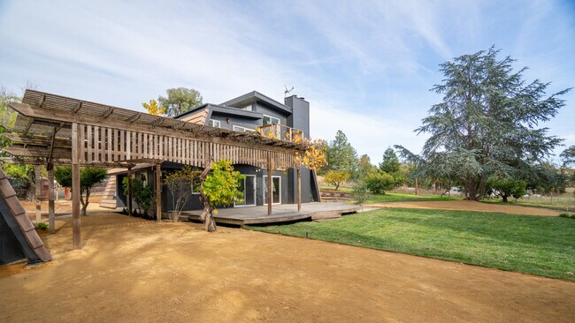 Building Photo - 870 Fitchview Lane-SI ID1538705P